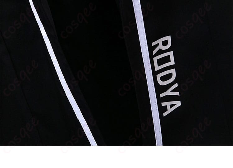 Limbus Company ロージャの外套前面の文字装飾の詳細。ユニークなデザインが特徴的です。