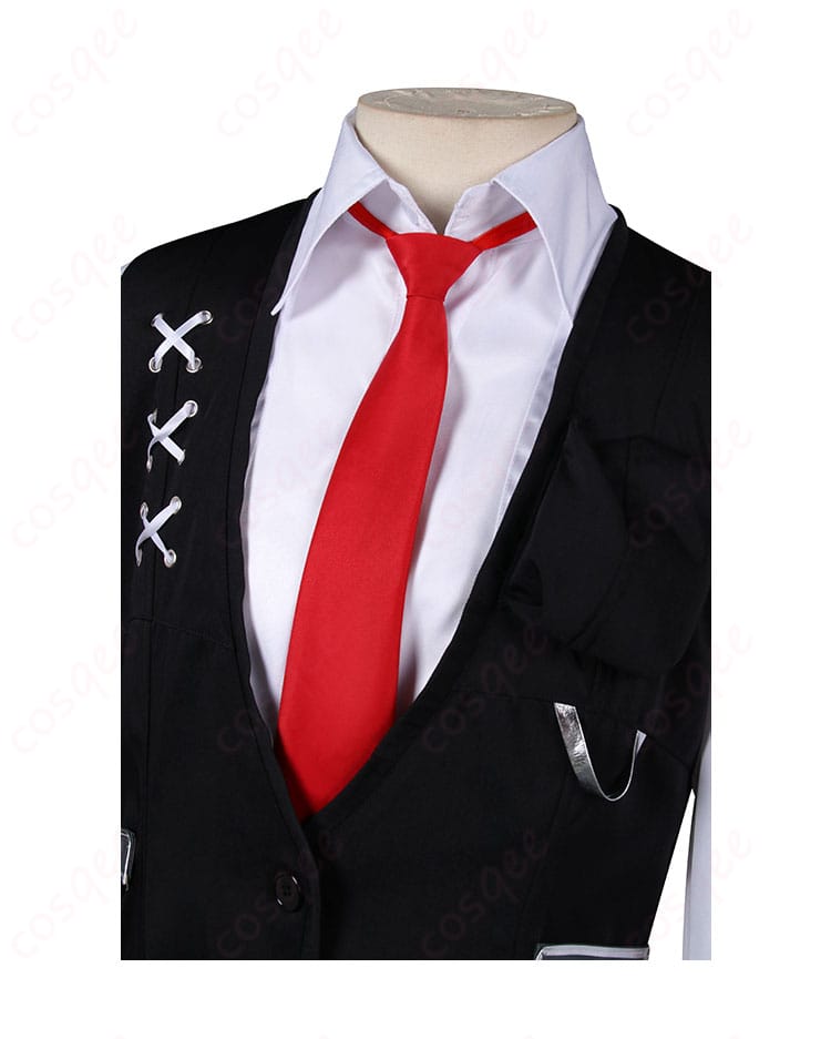 赤いネクタイと衣装のネックディテール、ムルソーコスプレ衣装の特徴的な装飾がよくわかります。