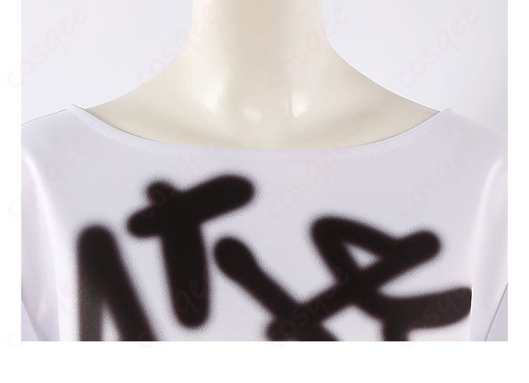 服装の領口ディテール。詳細な刺繍とデザインがティル(TILL)のキャラクター性を再現。