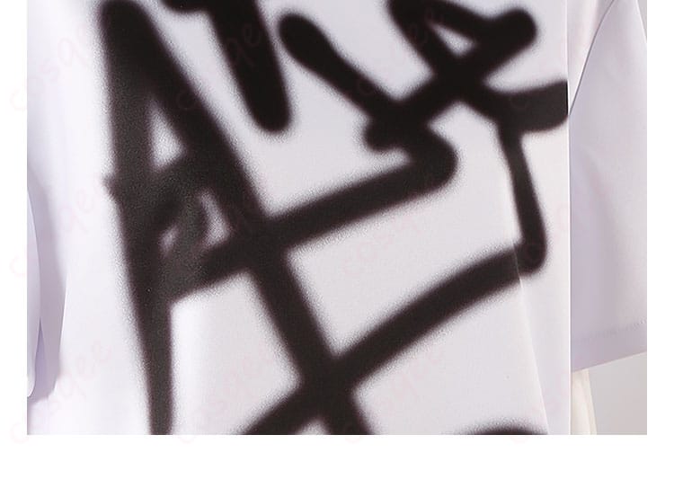 服装の字母涂鸦装飾ディテール。独特なアートスタイルで、ALIEN STAGEの特徴を表現。