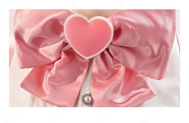 愛らしい愛心形の蝶結び装飾。マジアマゼンタの特徴的なディテールで、キャラクターを引き立てる。