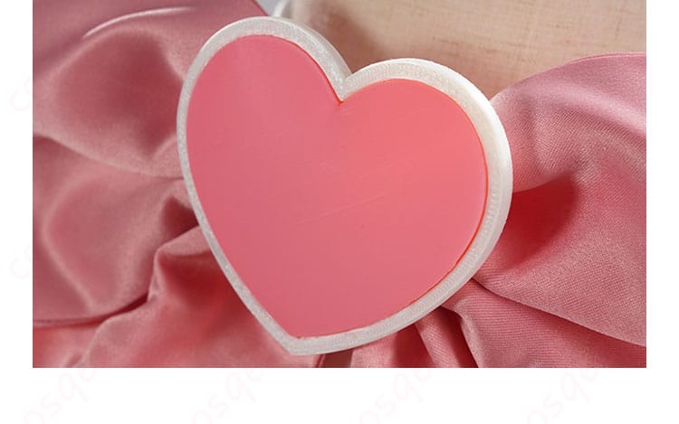 愛心型の装飾が施されたデザイン。花菱はるかの個性を表現するための美しいアクセント。