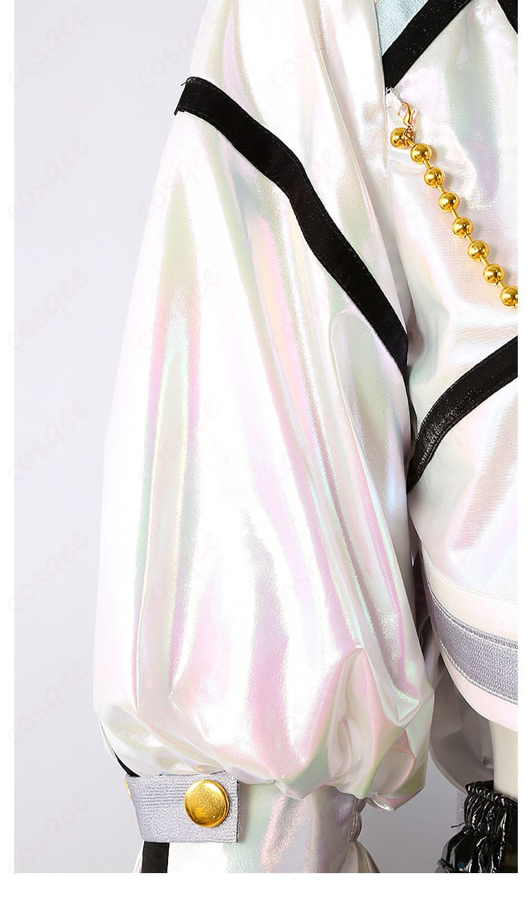 衣装の袖部分の装飾ディテール。華やかなデザインが特徴的です。