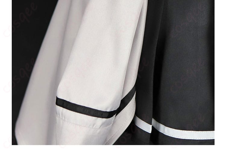 外套の装飾ディテール - コスプレ衣装の外套部分に施された装飾の詳細。特に肩や袖の装飾が魅力的です。