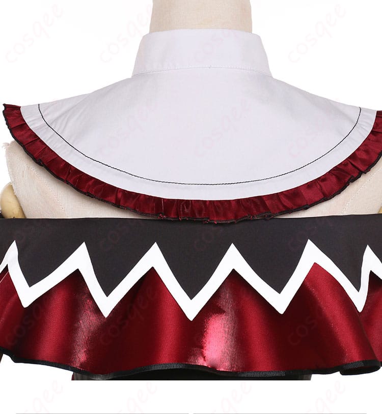 披肩部分と背面の装飾が施されたコスプレ衣装。精巧なデザインで完成度が高い。