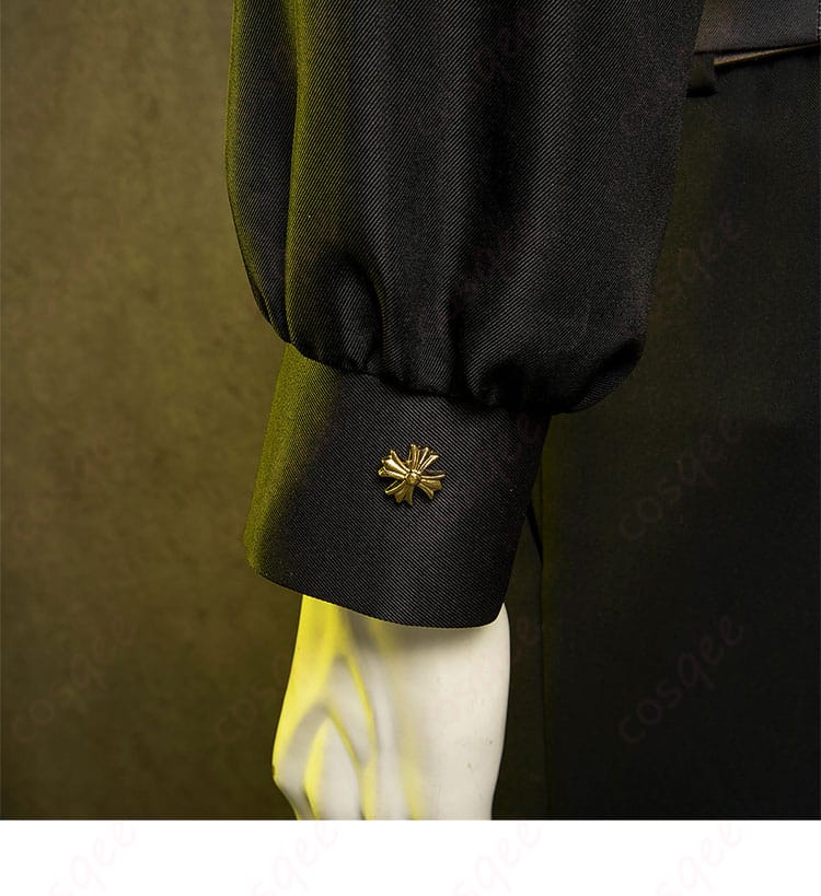 シャツ袖口の装飾ディテール - シャツの袖口部分に施された装飾、コスプレ衣装の精巧さが伝わる。