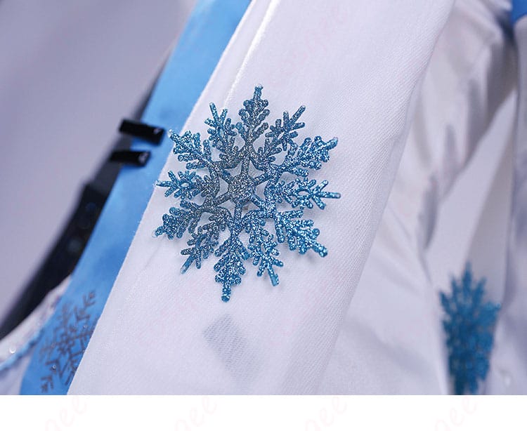 雪の結晶装飾のディテール画像 - 雪ミク2010衣装に施された雪の結晶装飾。冬のテーマにぴったり。