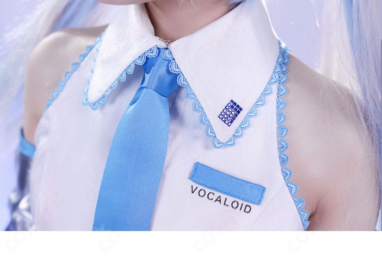 服の襟のディテール画像 - 雪ミク2010コスプレ衣装の襟部分のデザイン詳細。精緻な刺繍が特徴です。