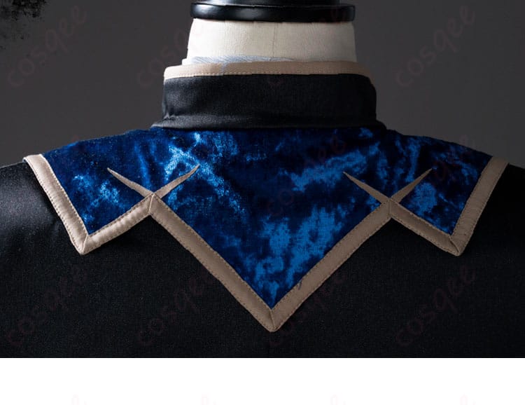 外套背面肩装飾の詳細 - コスプレ衣装の外套背面の肩部分の装飾。洗練されたデザインと仕立ての良さが際立っています。