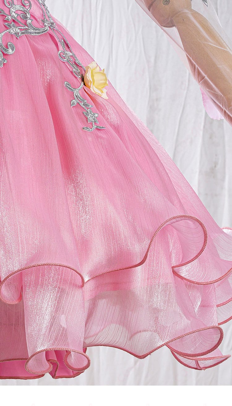 スカートの装飾ディテール|華やかなスカート部分の花模様