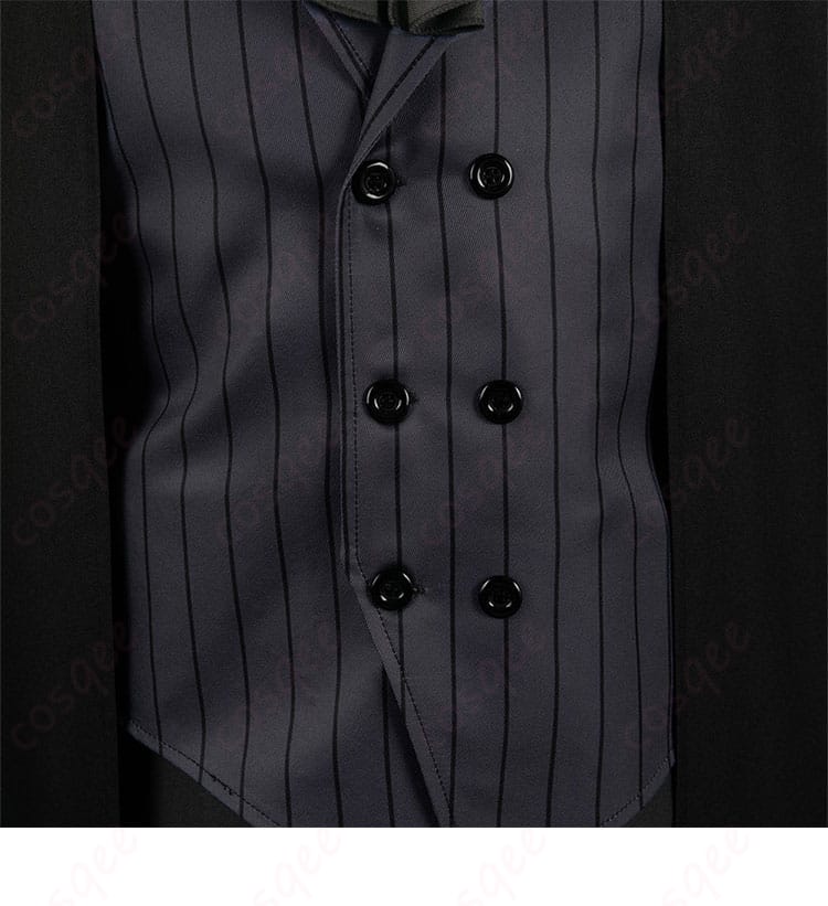 服の門襟装飾の細部、アクアのコスプレ衣装の特徴的なデザイン