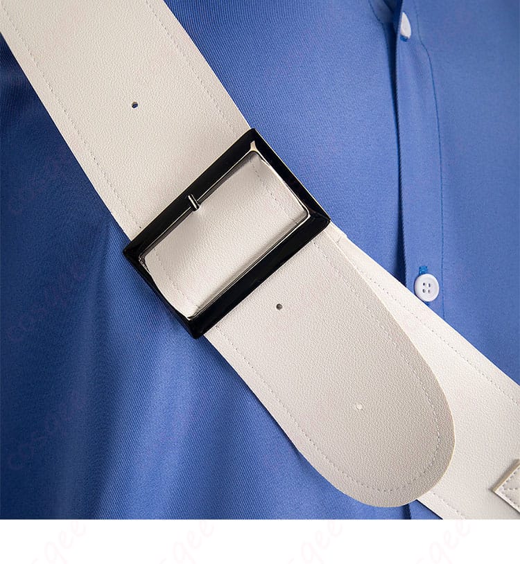 斜めのベルト装飾ディテール。コスプレ衣装のアクセサリー部分を強調。