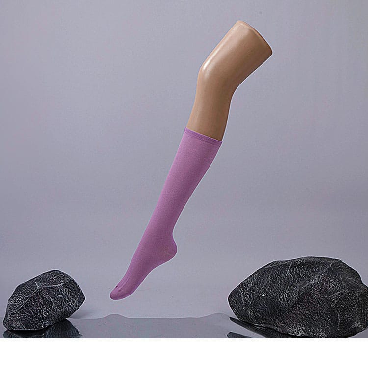 袜子装饰细节图。靴下の装飾、足元まで細かいディテールが光る。