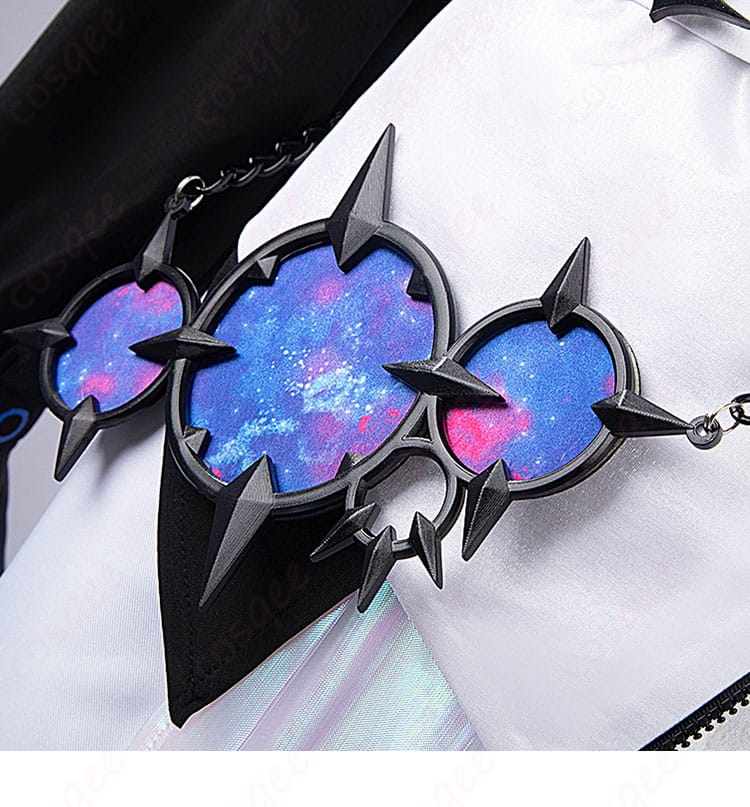 腰间装饰细节图。腰周りの装飾が、衣装の立体感を強調している。