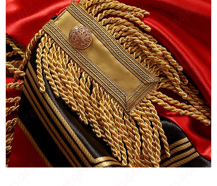 エース・トラッポラ コスプレ衣装の肩部分の装飾ディテール。ユニークで魅力的なデザイン。