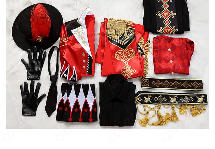 エース・トラッポラ コスプレ衣装セットの展示画像。コート、マント、シャツなど、全てのアイテムが一目でわかる。