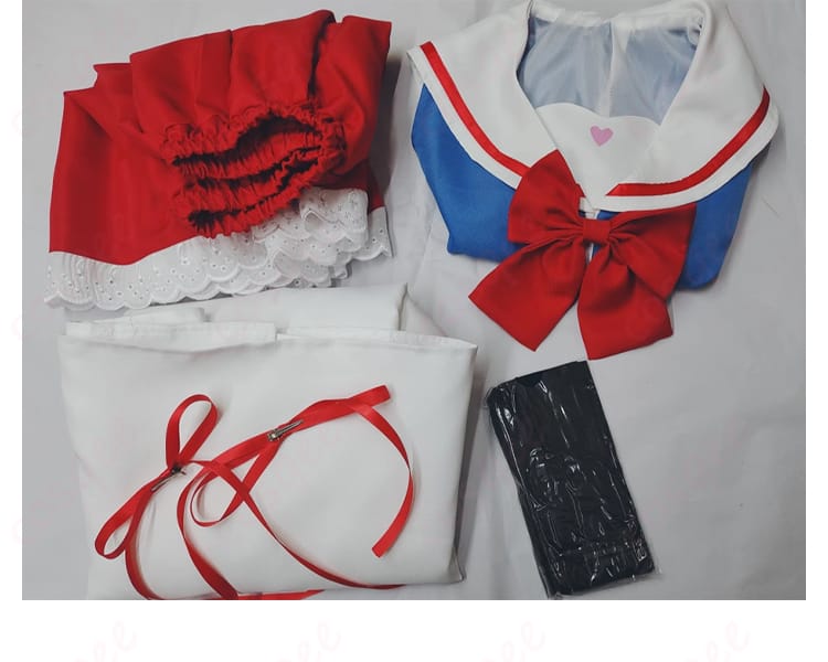 階堂真紅 コスプレ衣装 セット内容一式展示画像。コート・スカート・スカーフなどが含まれます。