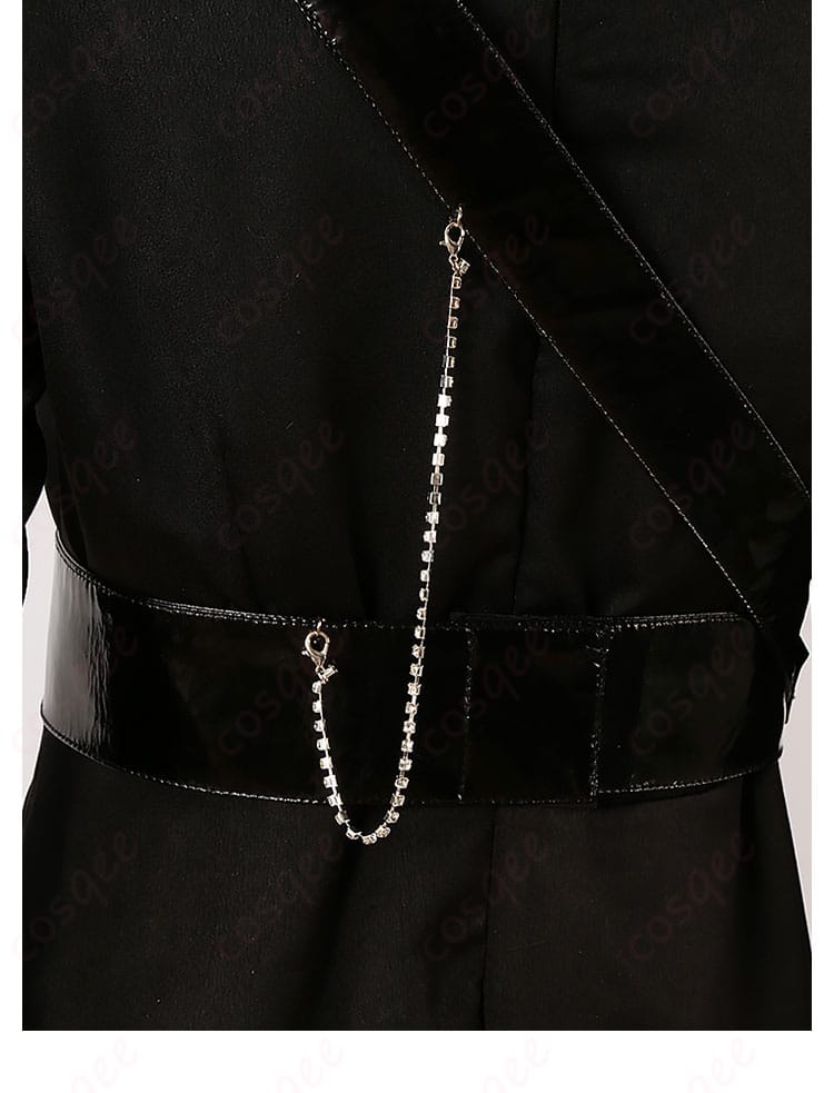 腰帯部分の装飾ディテール。衣装の腰部分にあるベルトやチェーンの詳細が見やすい画像。