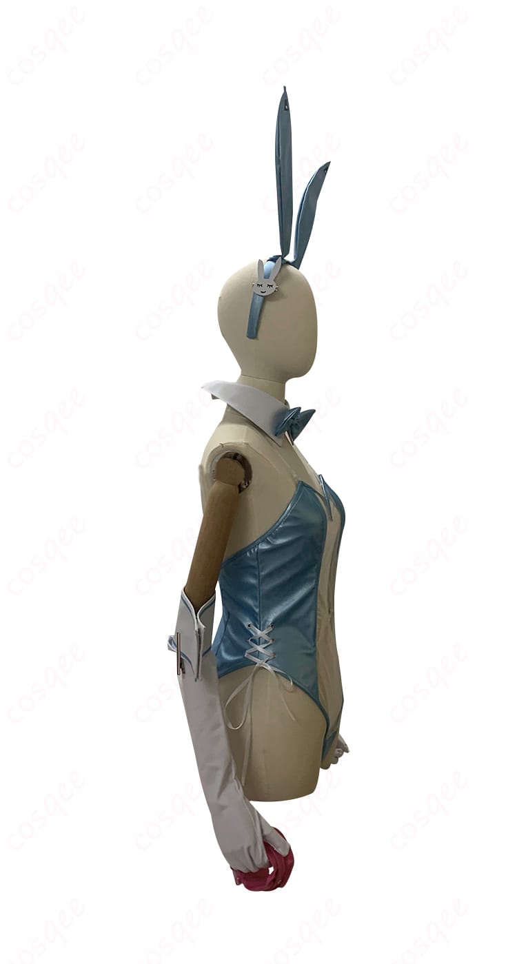 メアリーの「メディカルラビット」バニーガール衣装の右側からのビュー。全体的なシルエットとディテールが一目でわかります。