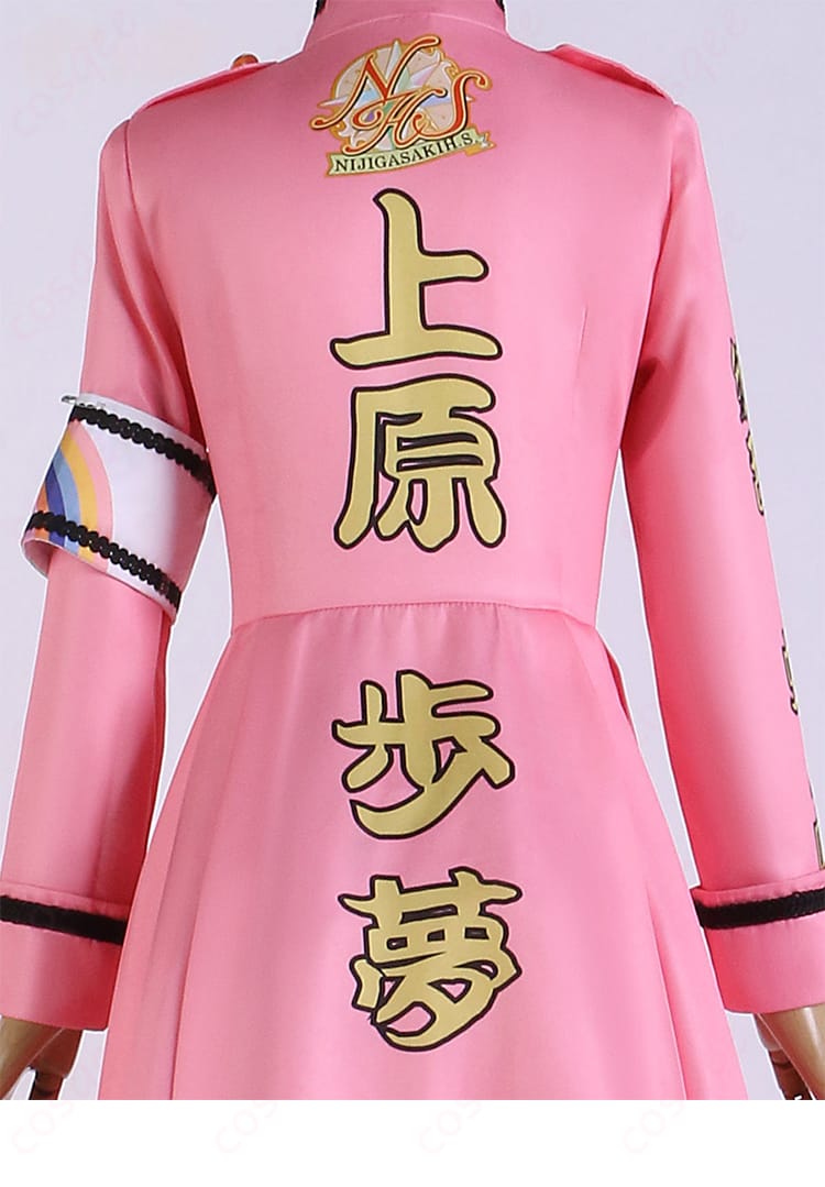 背面装飾の詳細。美しいデザインが背中部分にも施されています。