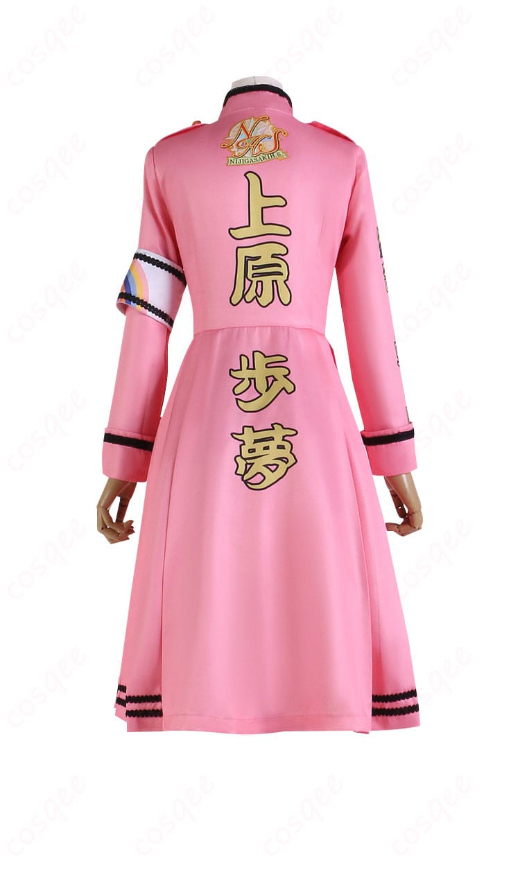 中須かすみのコスプレ衣装の背面写真。背面まで再現された美しいデザイン。