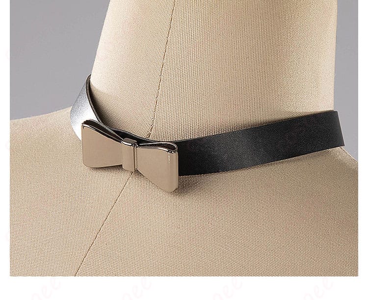 ネックレスの装飾ディテール画像 - 高級感ある首元のデザイン