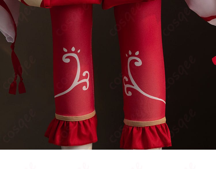 ズボンの裾部分の装飾ディテール。美しいラインが全体のデザインを引き立てます。