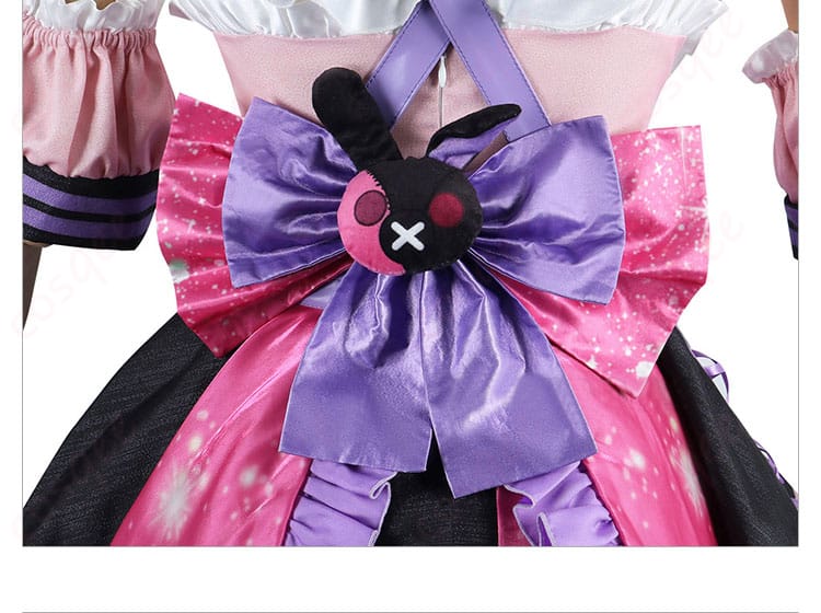 服の背面のリボン装飾のディテール - 背面の大きなリボンが印象的なメイド衣装。