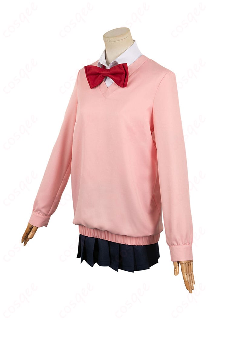 商品左側のコスプレ衣装。ダンダダンのキャラクター綾瀬桃の衣装全体を別角度で確認。