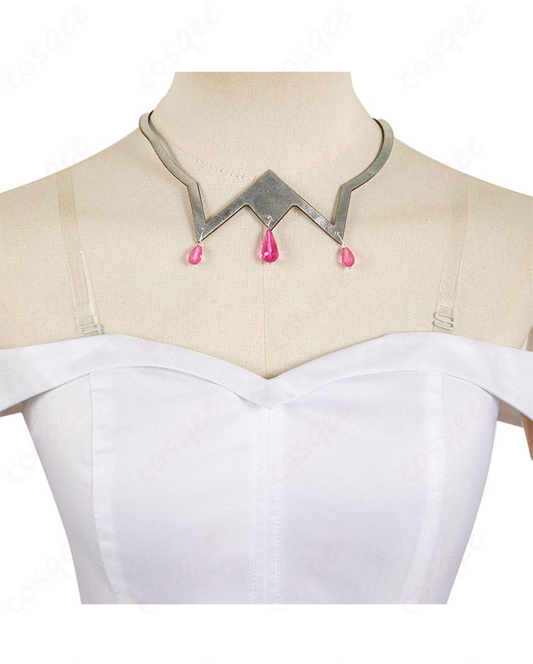 エミリアのコスプレ衣装のネックレスと襟元の装飾ディテール。高級感があり、アクセントとして完璧です。