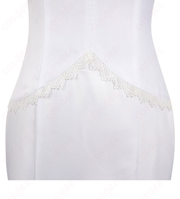 エミリアの白いワンピースの背面の詳細。背面のデザインが美しく仕上げられています。