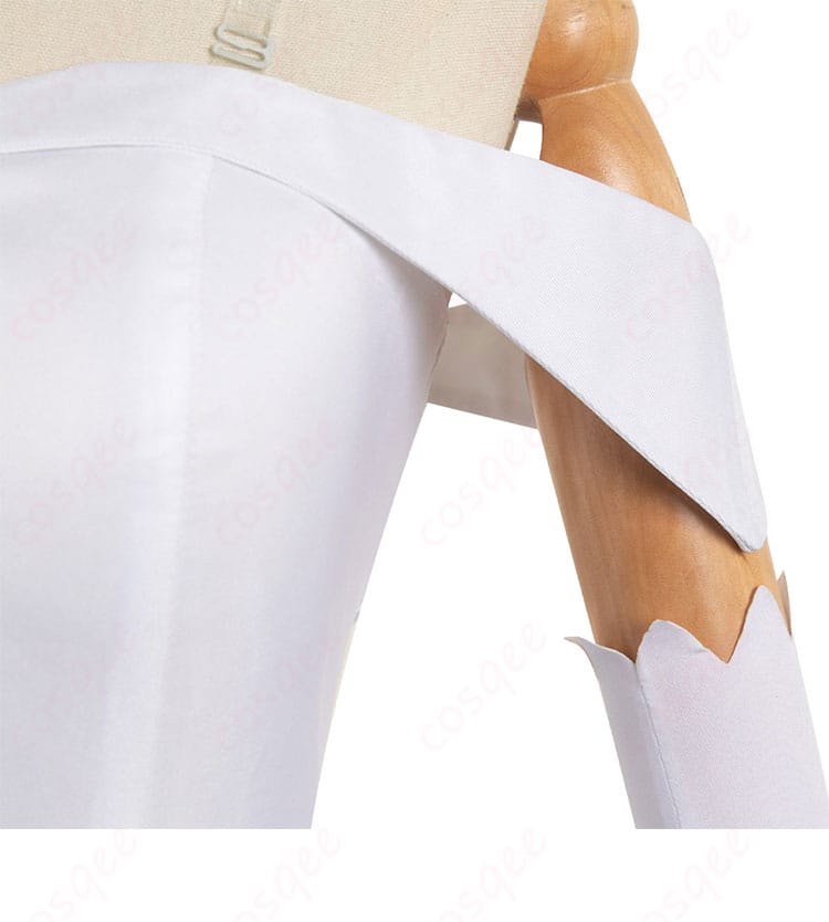 エミリアのコスプレ衣装の肩袖部分の装飾ディテール。精緻な縫製と華やかなデザインが特徴です。