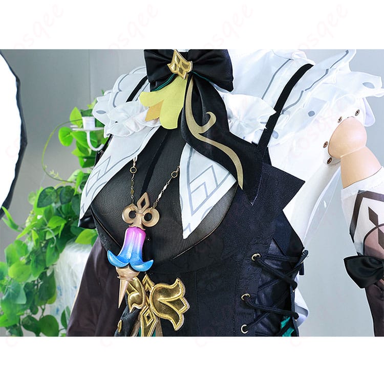 服装のネクタイと胸元の装飾ディテール、エミリエ(調香師)の衣装の細かなディテールを強調した画像。