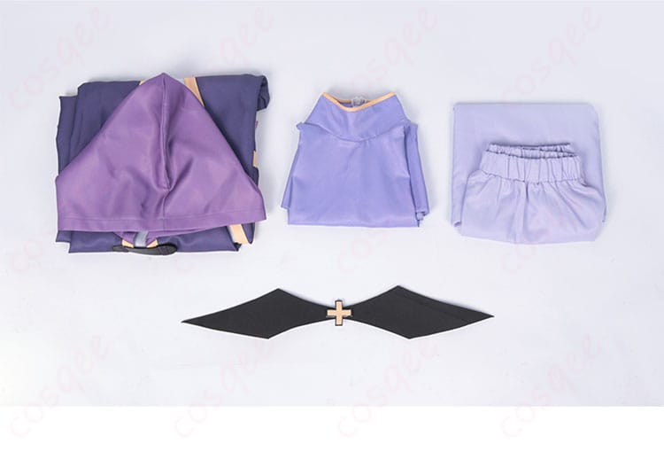 コスプレ衣装のセット内容を示した画像。コート、インナー、スカート、胸飾りがセットで含まれている。