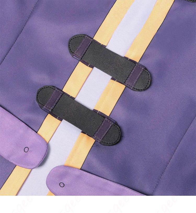 門襟の装飾詳細。ウィズのコスプレ衣装の胸元と門襟の華やかなデザインが鮮明に映し出されています。