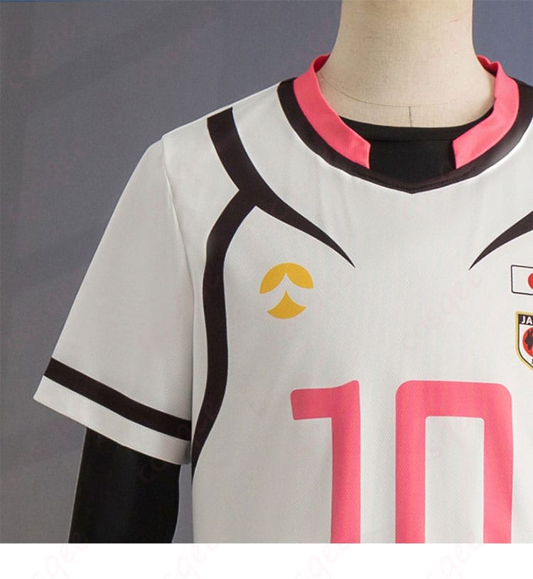 肩袖の装飾細部。糸師冴のコスプレ衣装の袖部分のディテール。