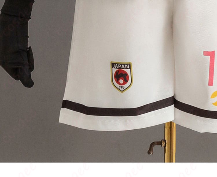 パンツのアイコン装飾細部。糸師冴のU-20サッカーウェアのパンツのアイコンデザイン。