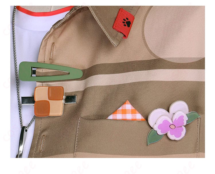 エイプリルフールver.のコスプレ衣装の前胸ポケットと襟装飾の特徴。