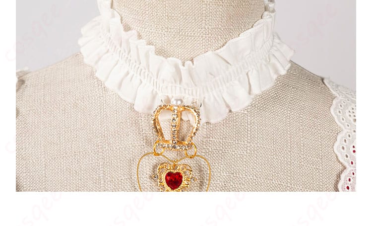 ゴールデングロー コスプレ衣装の首飾りの装飾詳細。華やかなアクセサリーがキャラクターの魅力を引き立てます。