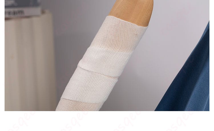 小鳥遊六花 コスプレ衣装 ワンピースの手臂に巻かれた包帯装飾の詳細。キャラクターの特徴を再現。