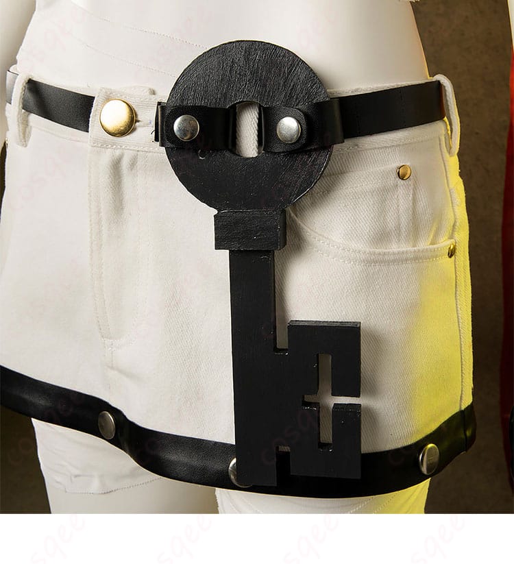 パンツに付けられた鍵の装飾細部。A.B.Aのコスプレ衣装のパンツのキーアクセサリーを強調。