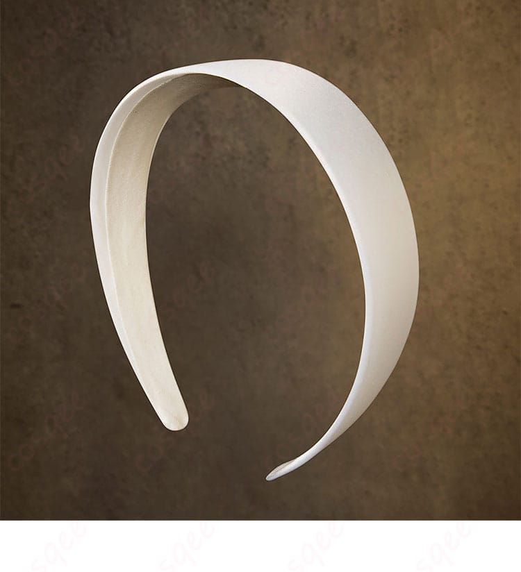 頭飾りの装飾細部。A.B.Aのコスプレ衣装の頭飾りのディテールを強調した画像。