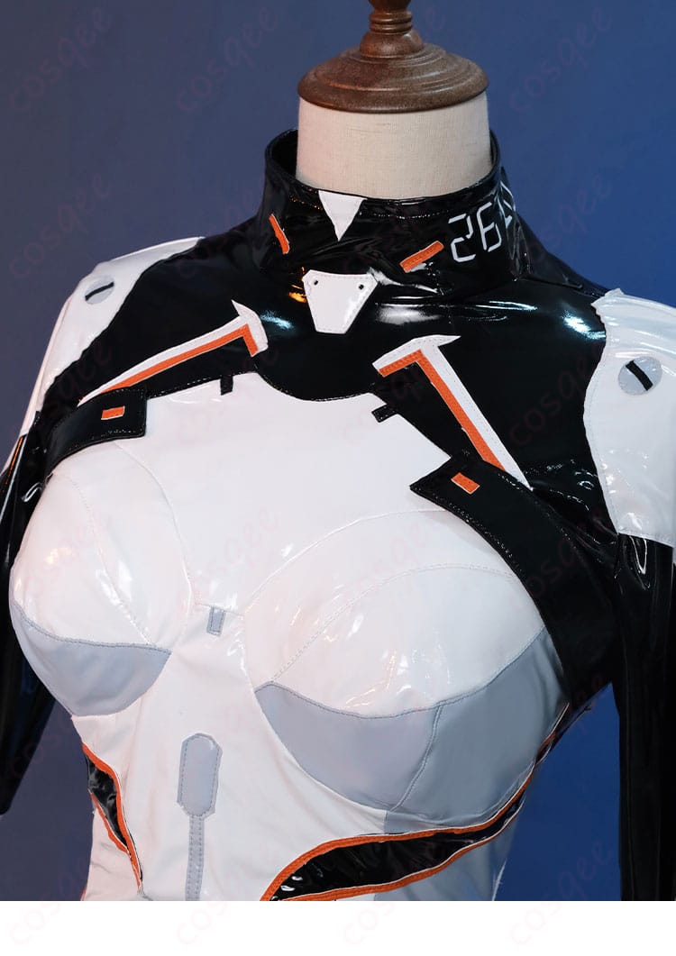 ホタルのコスプレ衣装の装飾ディテール。パイロットスーツの花柄やバッジ、刺繍などが丁寧に再現されている。