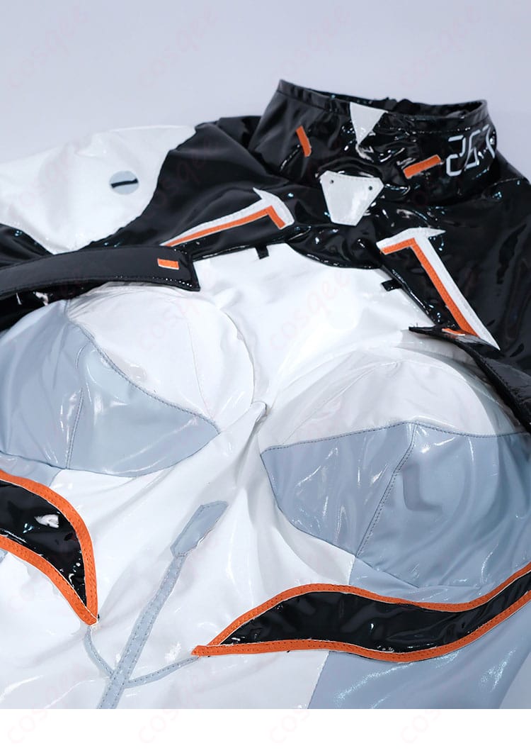 ホタルのパイロットスーツコスプレ衣装の前胸部分のディテール。しっかりとした仕立てと精緻なデザインが特徴。