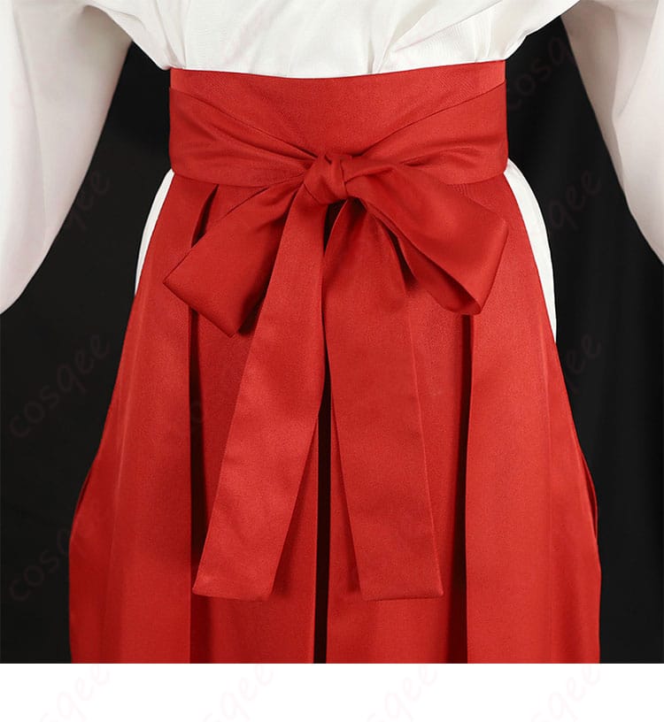 亜也子(あやこ)のコスプレ衣装のスカートに施された赤い蝶の装飾。華やかなアクセントで、視覚的に印象的。