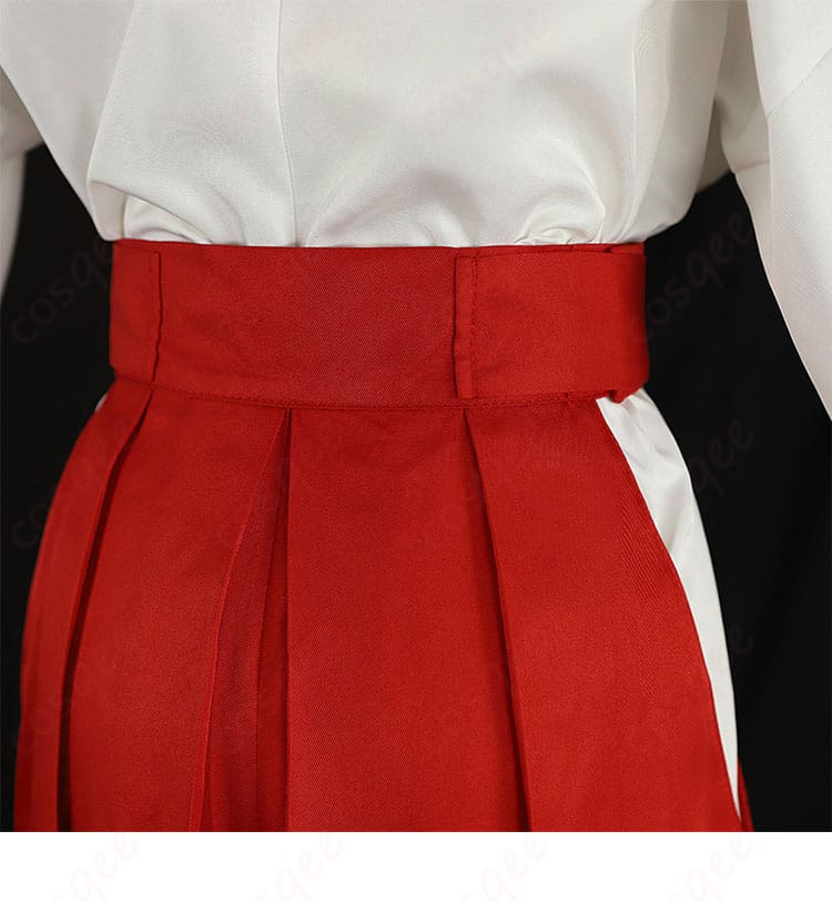 コスプレ衣装の腰部分の細部。スタイリッシュなデザインが見事に再現され、細部までこだわりが感じられます。