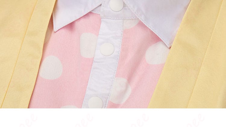 コスプレ衣装の衣扣装飾の詳細。しっかりとしたボタンと、細部にこだわったディテール。