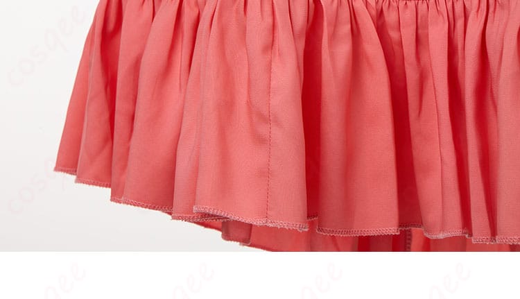 コスプレ衣装のスカート部分の装飾。裾の繊細なデザインとフレア感が特徴的。