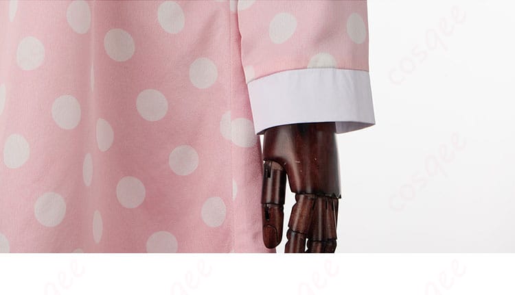 コスプレ衣装の袖口装飾の詳細。華やかなデザインがコスプレ衣装を引き立てる。