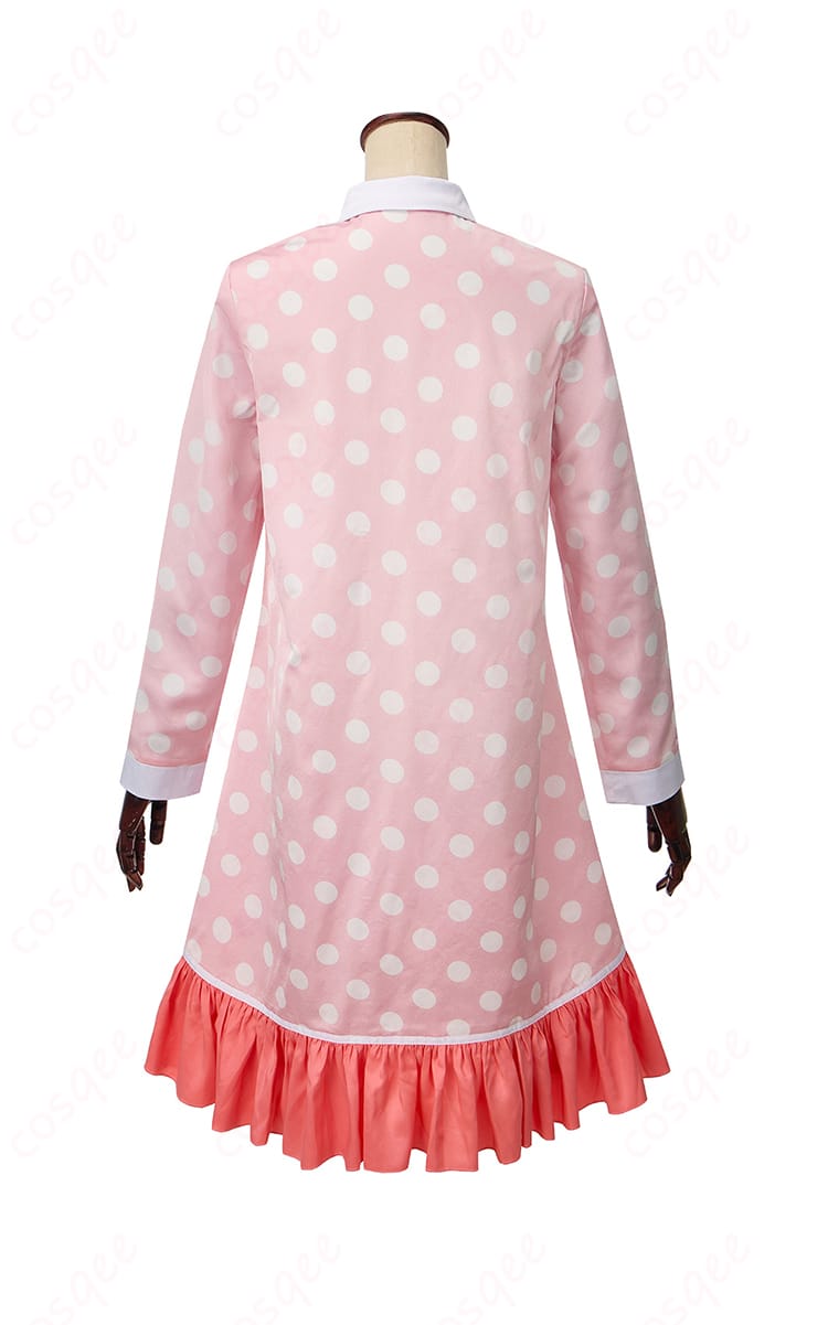 内搭ワンピースの背面デザイン詳細。衣服のシンプルでありながら洗練されたラインが特徴。